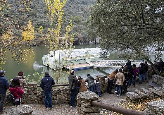 Varios turistas observan el crucero por las Arribes del Duero.
