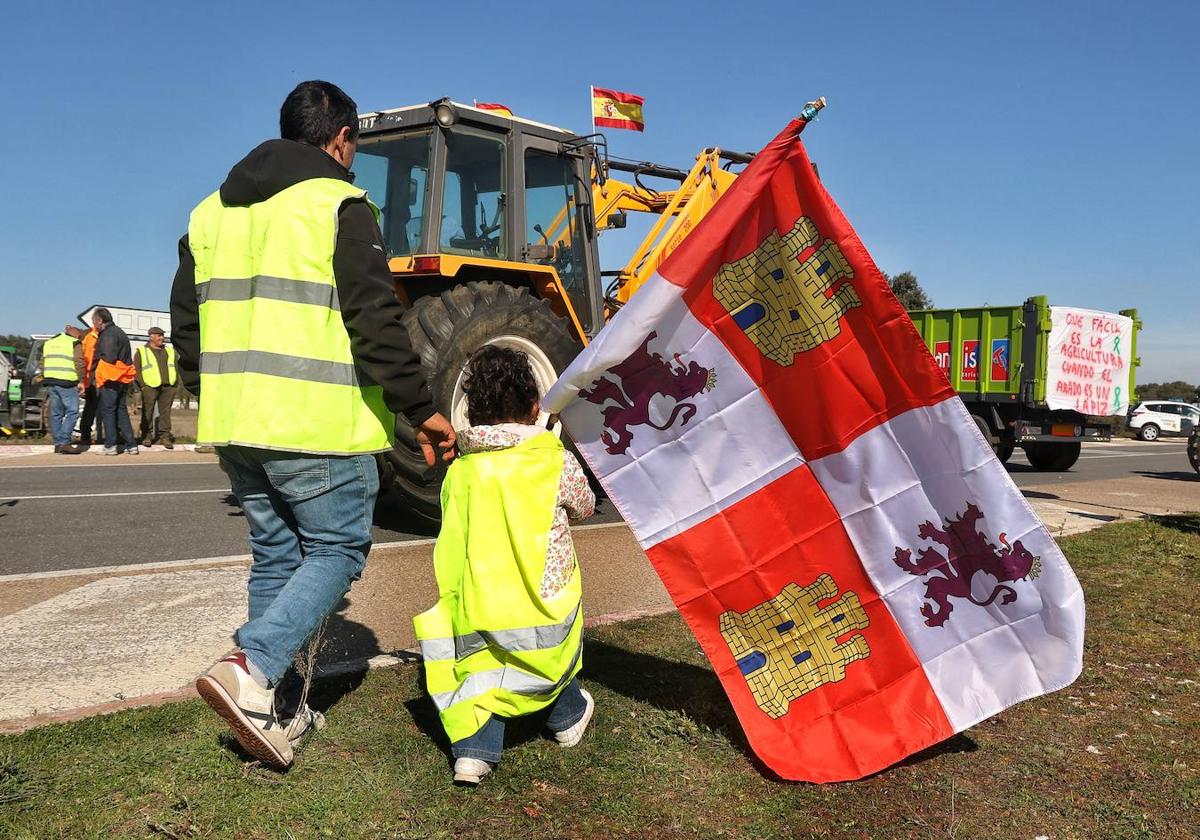 Agricultores cortan la autovía A-62 y N-620 en la Fuente de San Esteban