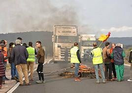 Agricultores y ganaderos cortan la autovía A-62 y N-620 en Ciudad Rodrigo