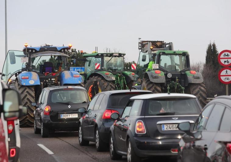 Decenas de vehículos afectados por la tractorada en Salamanca.