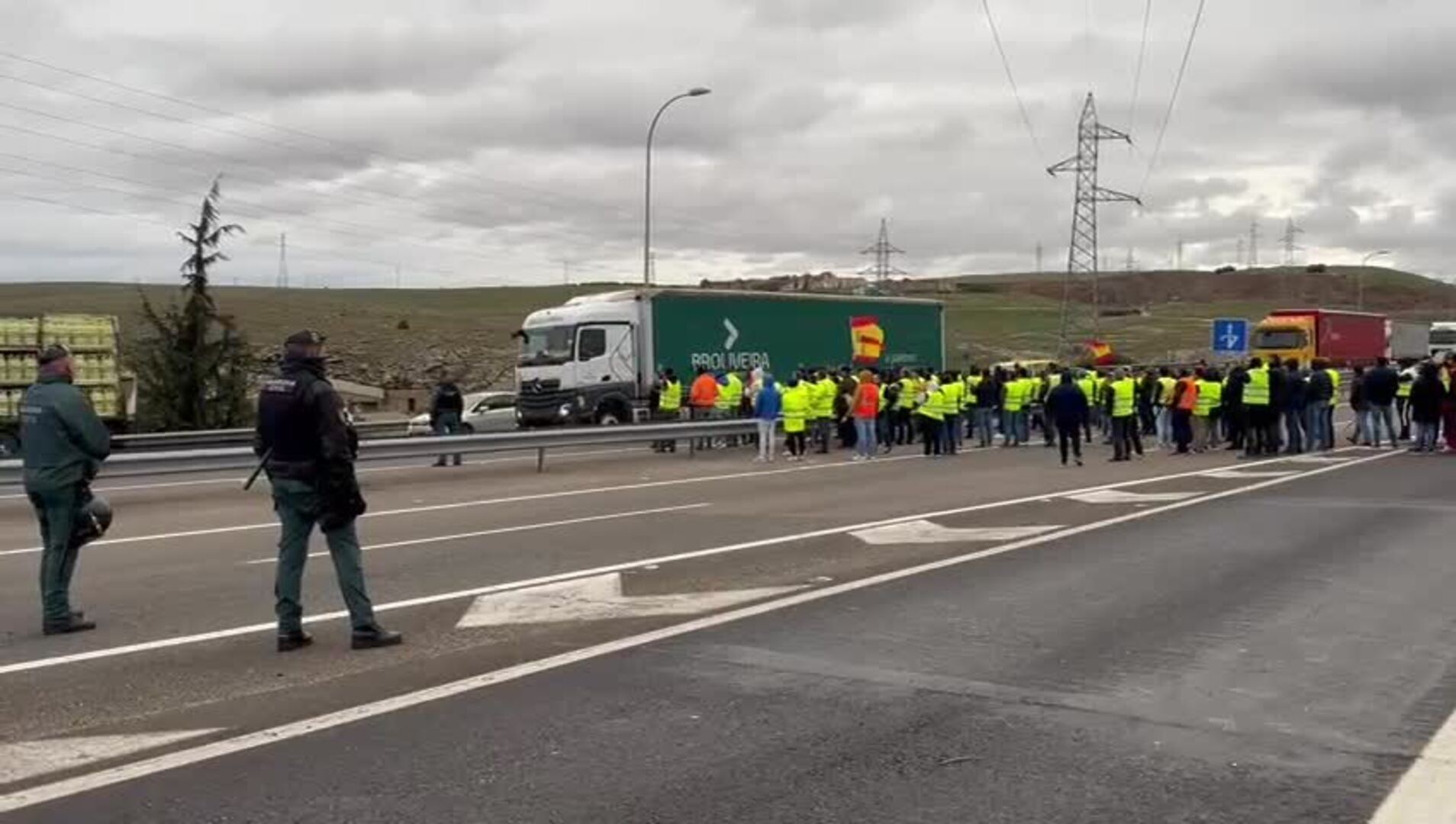Agricultores y ganaderos cortan la A-62 pero sin tractores