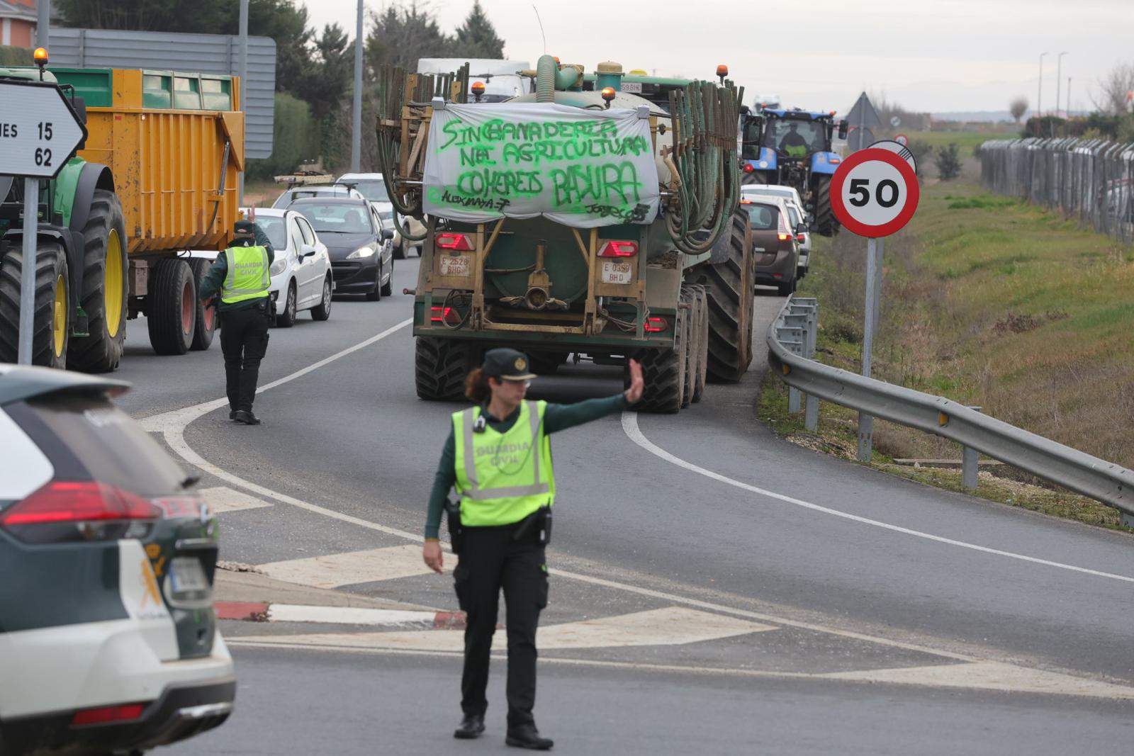 Las pancartas más destacadas de la tractorada en Salamanca