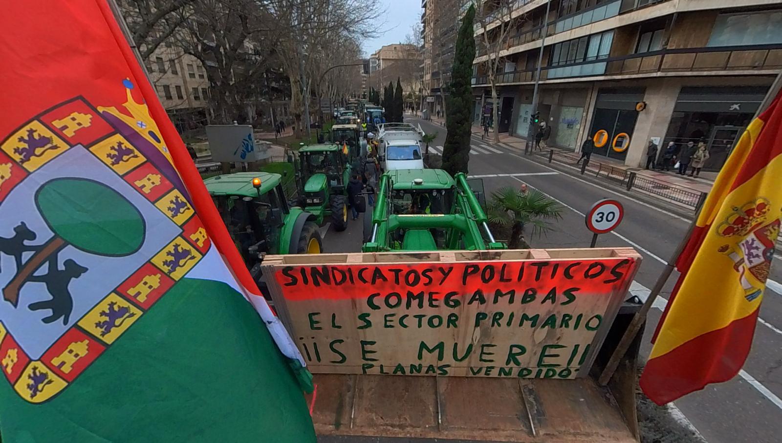 Las pancartas más destacadas de la tractorada en Salamanca