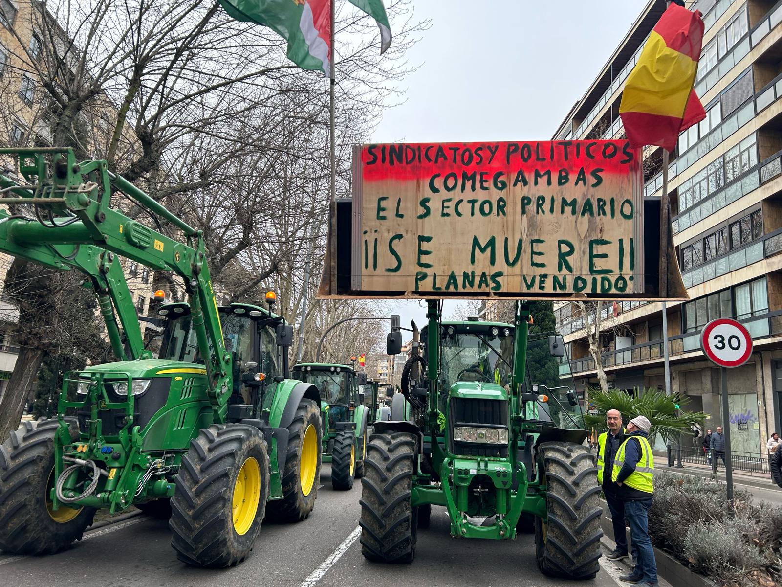 Las pancartas más destacadas de la tractorada en Salamanca