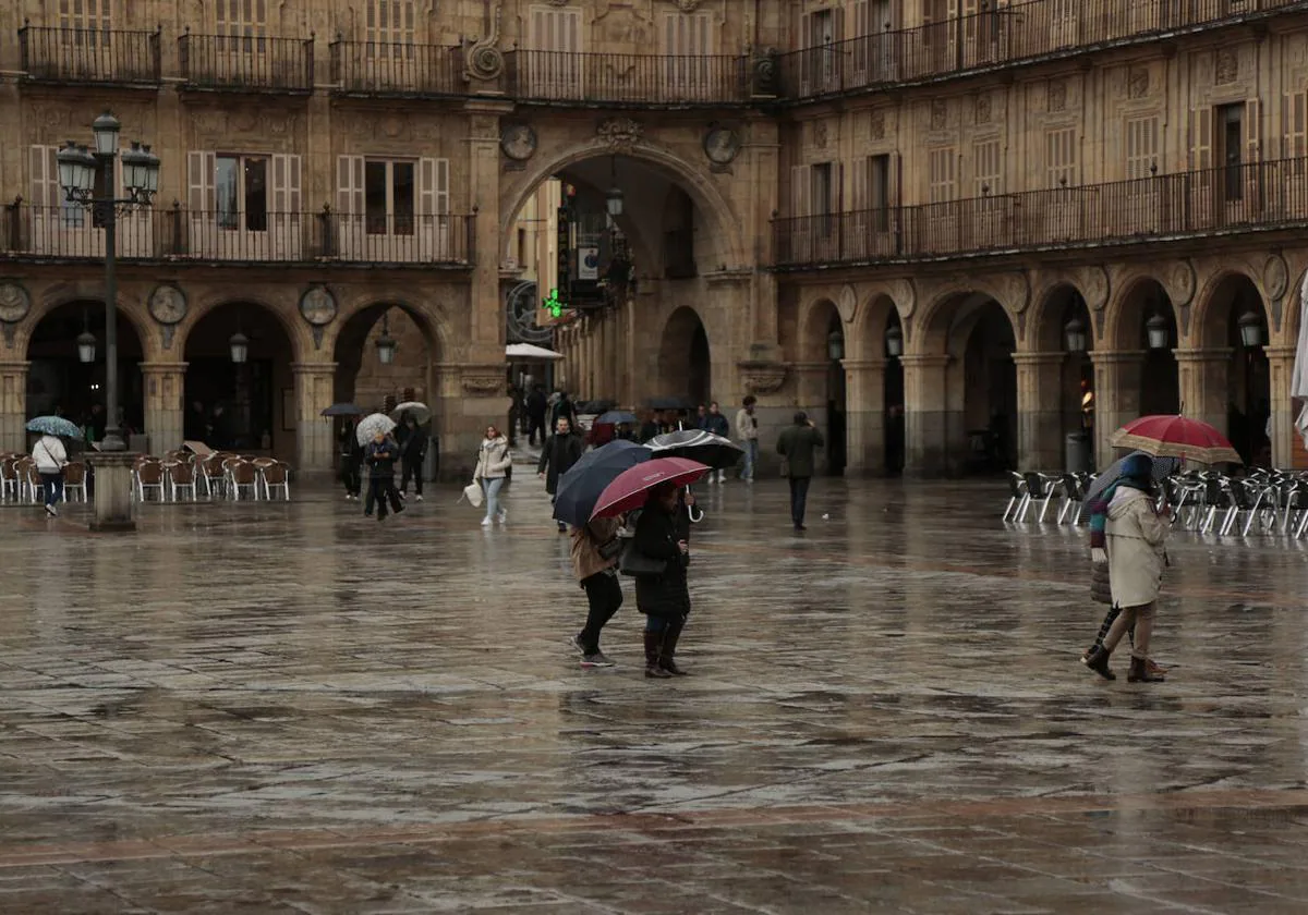 La Plaza Mayor de Salamanca un día de lluvia.