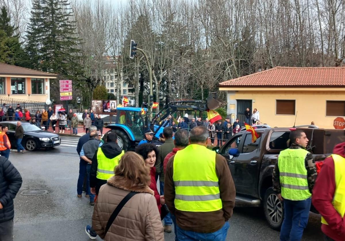 Las tractoradas se trasladan a Béjar con marcha lenta por el interior de la ciudad