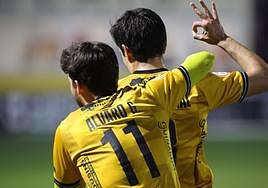 Álvaro Gómez celebra un gol junto a Héctor Nespral