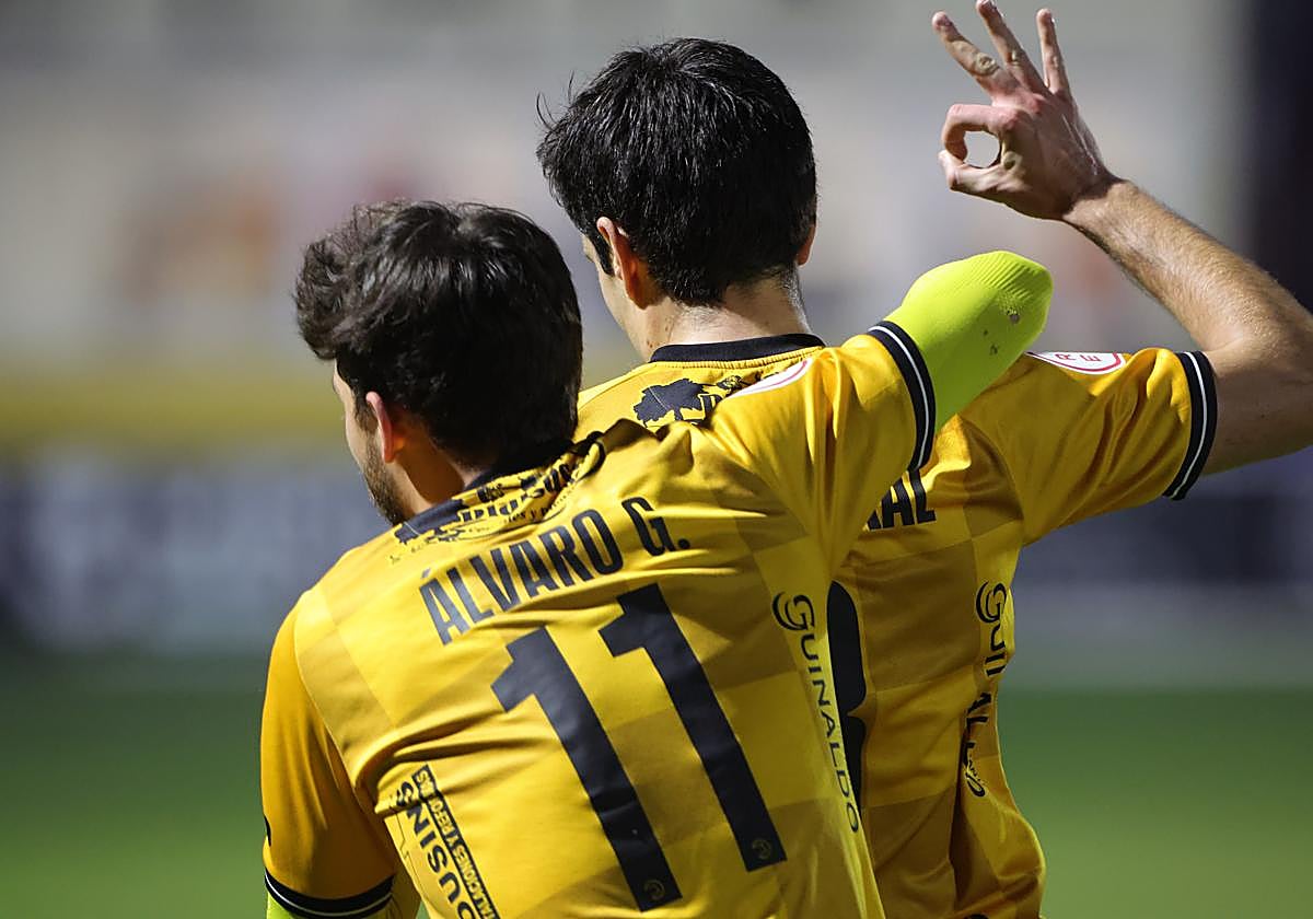 Álvaro Gómez celebra un gol junto a Héctor Nespral