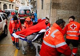 Un herido, trasladado en camilla por la Cruz Roja.