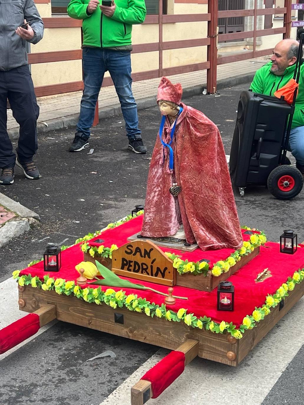 La insólita procesión por San Pedrín que protege al Carnaval del Toro de la lluvia y pide por 'todo'