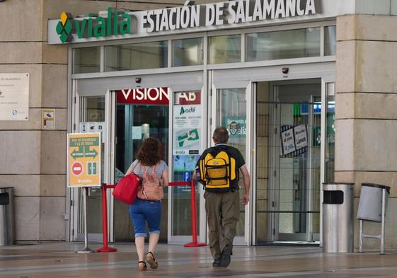 Dos turistas se disponen a entrar en la Estación de Vialia.