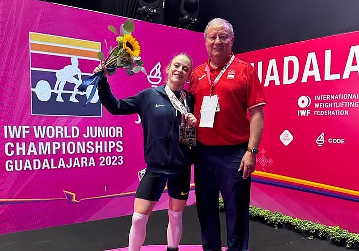 Marta García Rincón, junto a Constantino Iglesias, en el Mundial júnior.