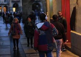 Joven con cascos de camino a la Plaza Mayor de Salamanca