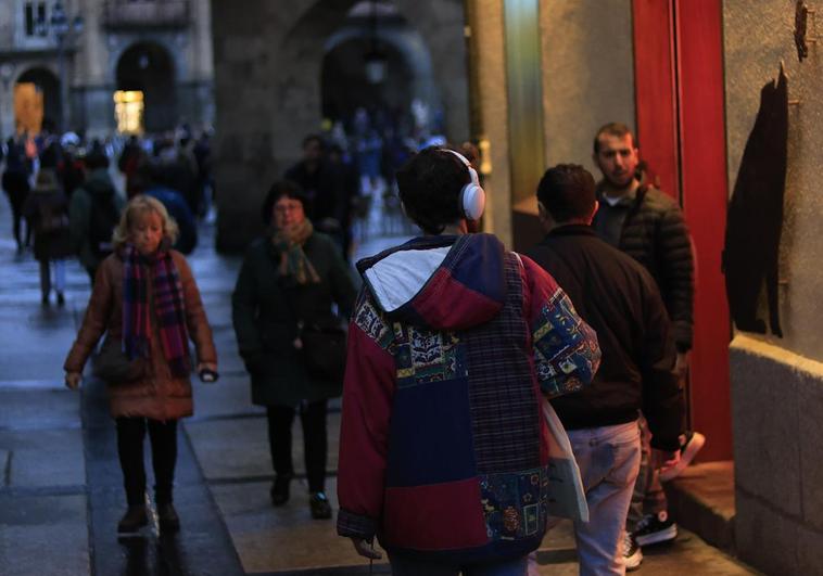 Joven con cascos de camino a la Plaza Mayor de Salamanca