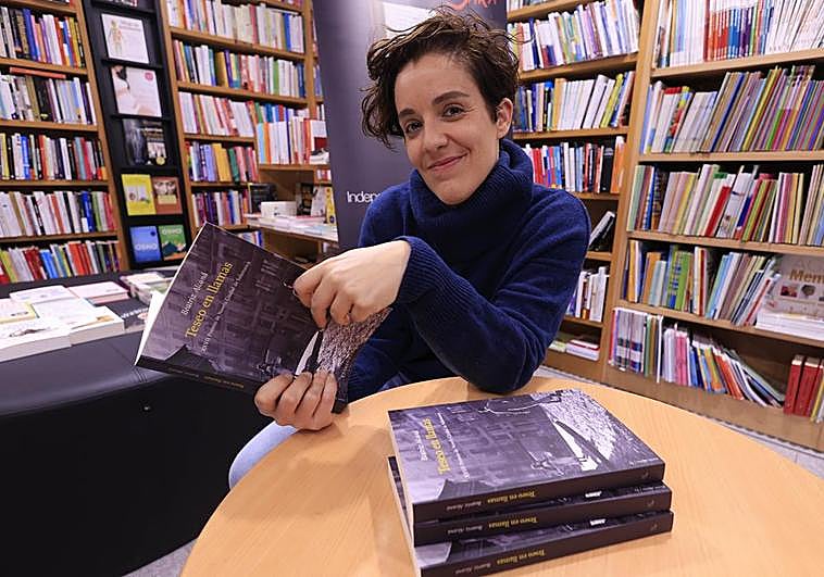 La escritora, Beatriz García Sánchez, presentando «Teseo en Llamas» en la librería salmantina Víctor Jara