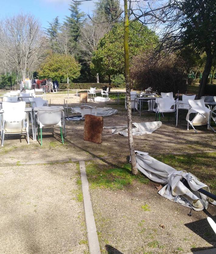 Imagen secundaria 2 - El local, ya clausurado, con la terraza todavía puesta y sin recoger.