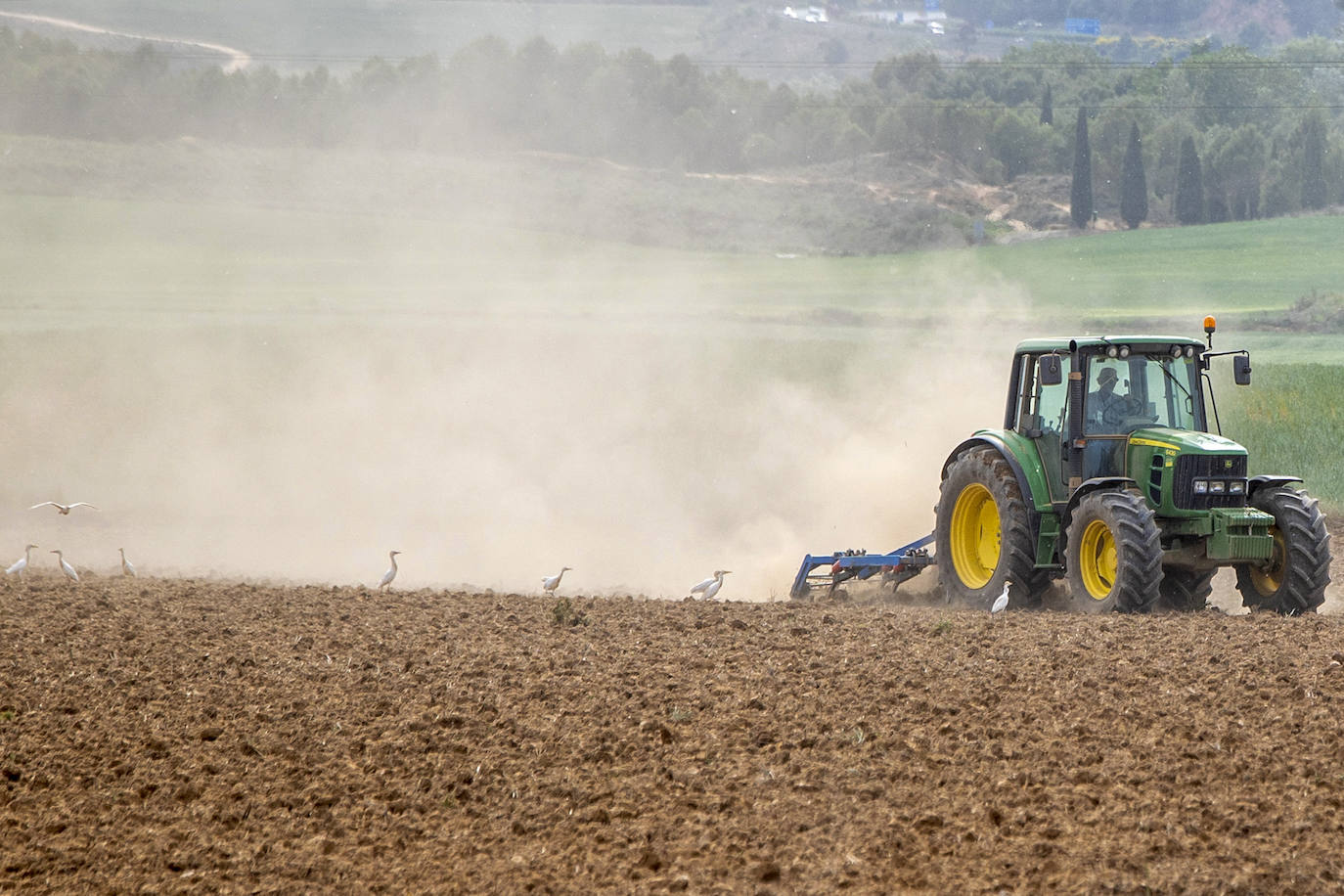 Imagen de archivo, un agricultor labrando la tierra con un tractor.