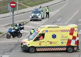 Imagen de archivo, la Guardia Civil y una ambulancia del Sacyl en la carretera.