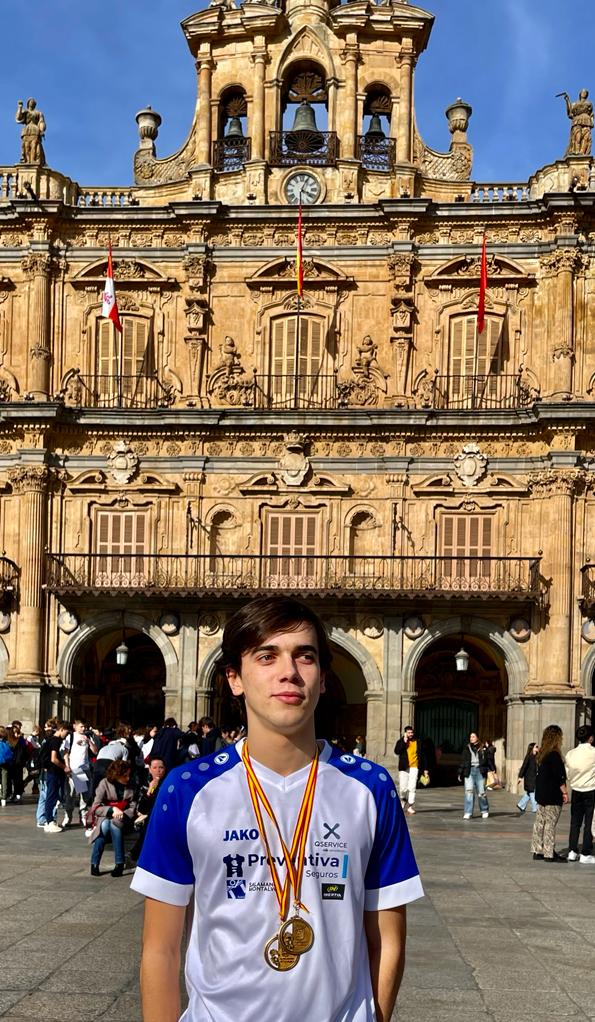 Diego Ruiz con sus dos medallas en la Plaza Mayor de Salamanca.