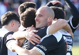 Etxaniz se abraza a Álvaro Gómez tras marcar el 1-0 este domingo