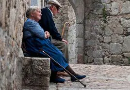 Dos ancianos, sentados, en un pueblo de Salamanca.