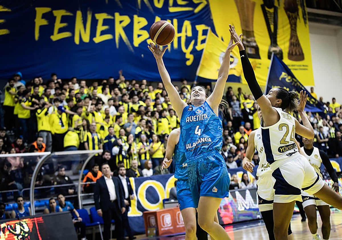 Leo Rodríguez ataca sobre la canasta del Fenerbahce