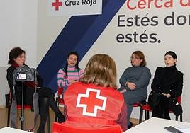 Mujeres ucranianas charlan con una voluntaria de Cruz Roja.