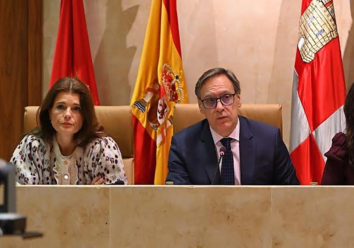 El alcalde, Carlos García Carbayo, durante el pleno extraordinario.