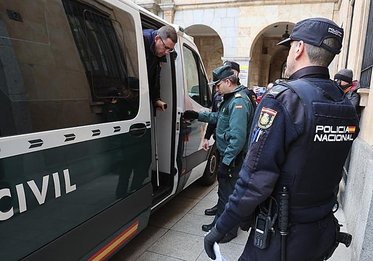 El acusado, saliendo del furgón para entrar en la Audiencia Provincial.