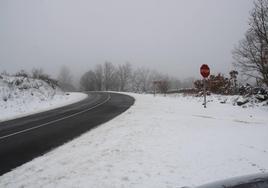 Imagen de archivo de una carretera de la zona con nieve.