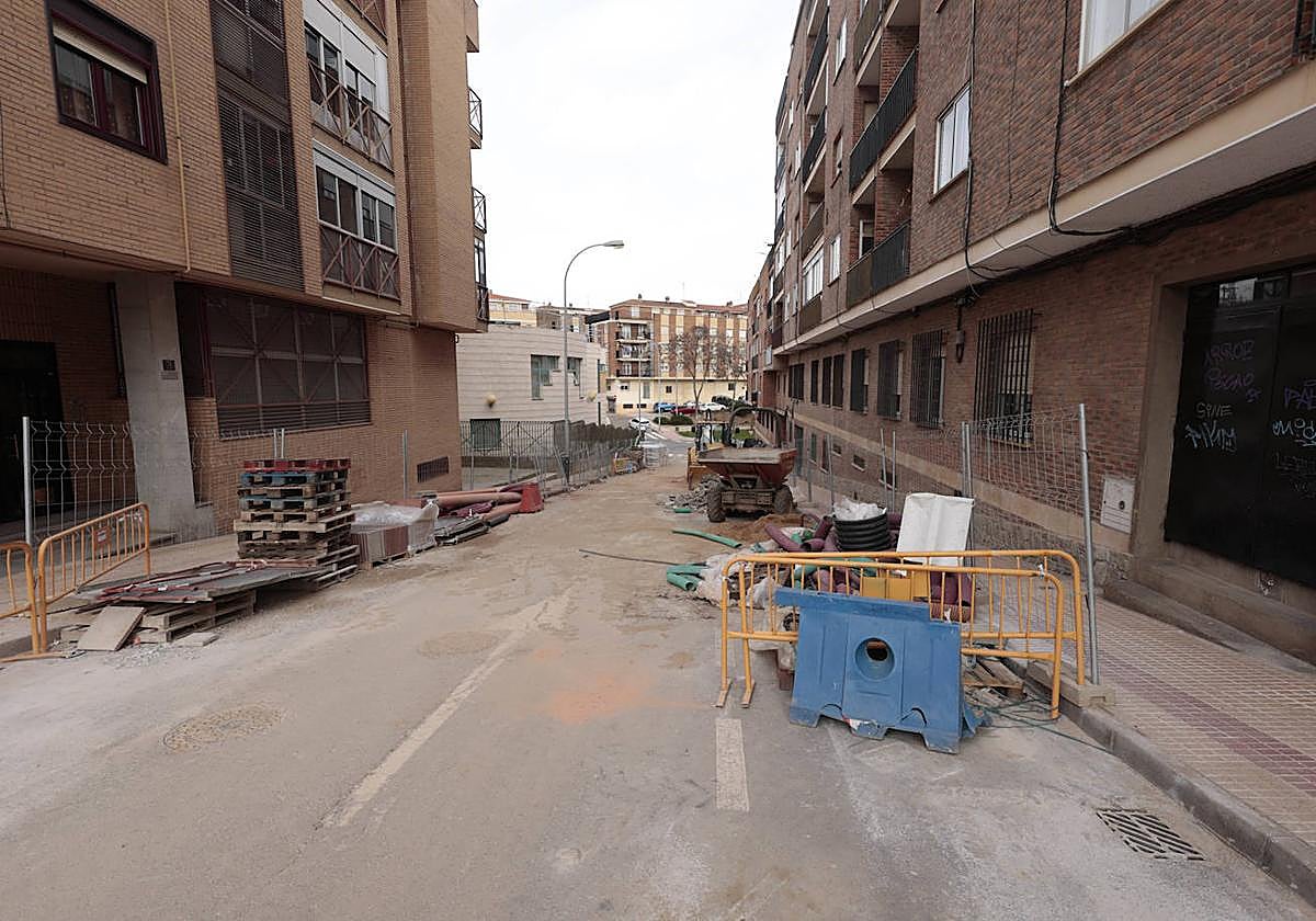 Dos calles de Pizarrales llevan un año secuestradas por las interminables obras de la carretera de Ledesma