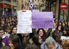 Foto de archivo de varias jóvenes mostrando sus carteles en la manifestación del 8M en Salamanca