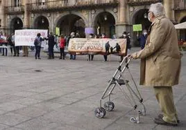 Una persona mayor pasea con un andador por la Plaza Mayor de Salamanca.