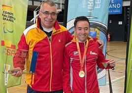 Daniel Martín Anaya, con el oro junto a su su entrenador.