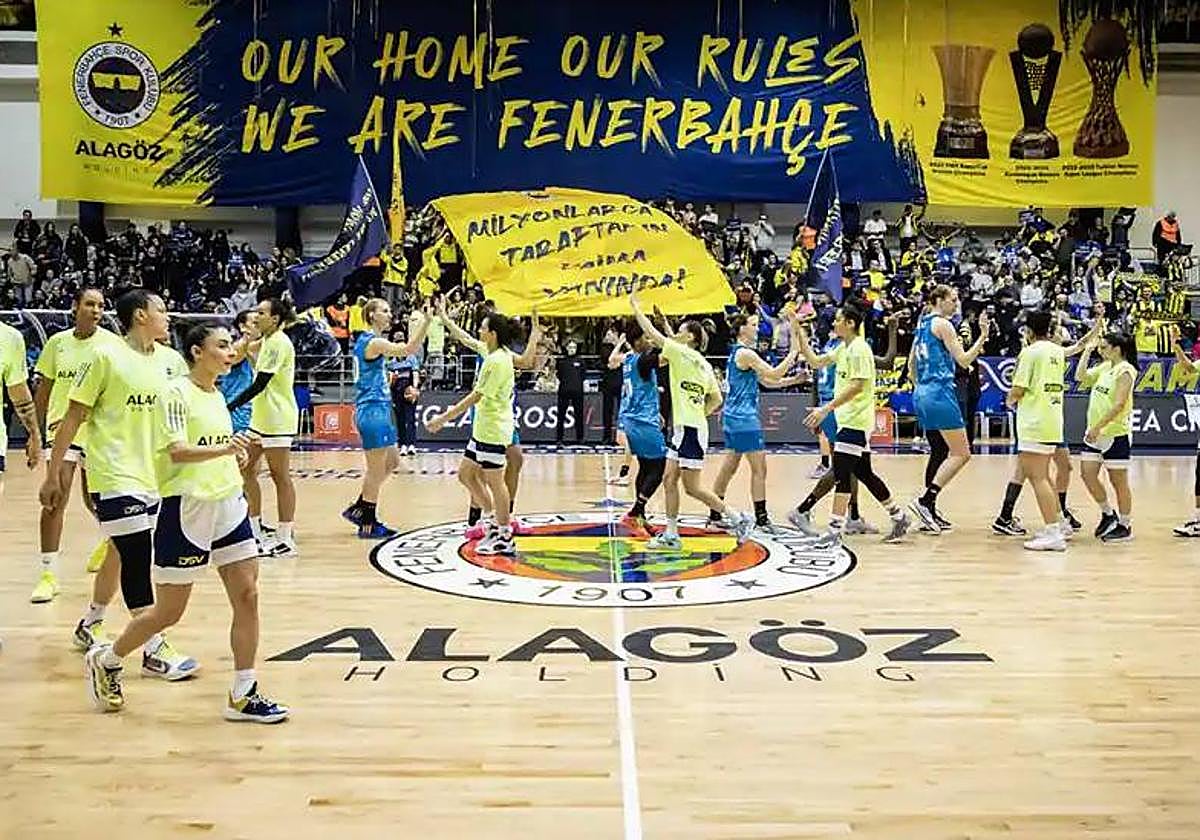 Avenida y Fenerbahce se saludan en Turquía el pasado miércoles.