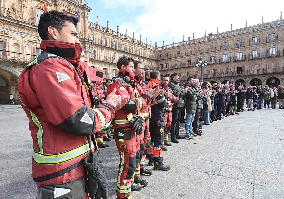 Salamanca rinde homenaje en un minuto de silencio a las víctimas del incendio de Valencia
