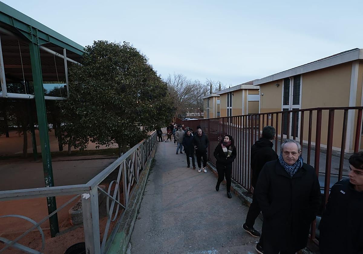 Larga cola para conseguir una entrada para el partido de Perfumerías Avenida