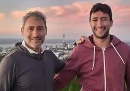 Ángel Basas, junto a su hijo Carlos.