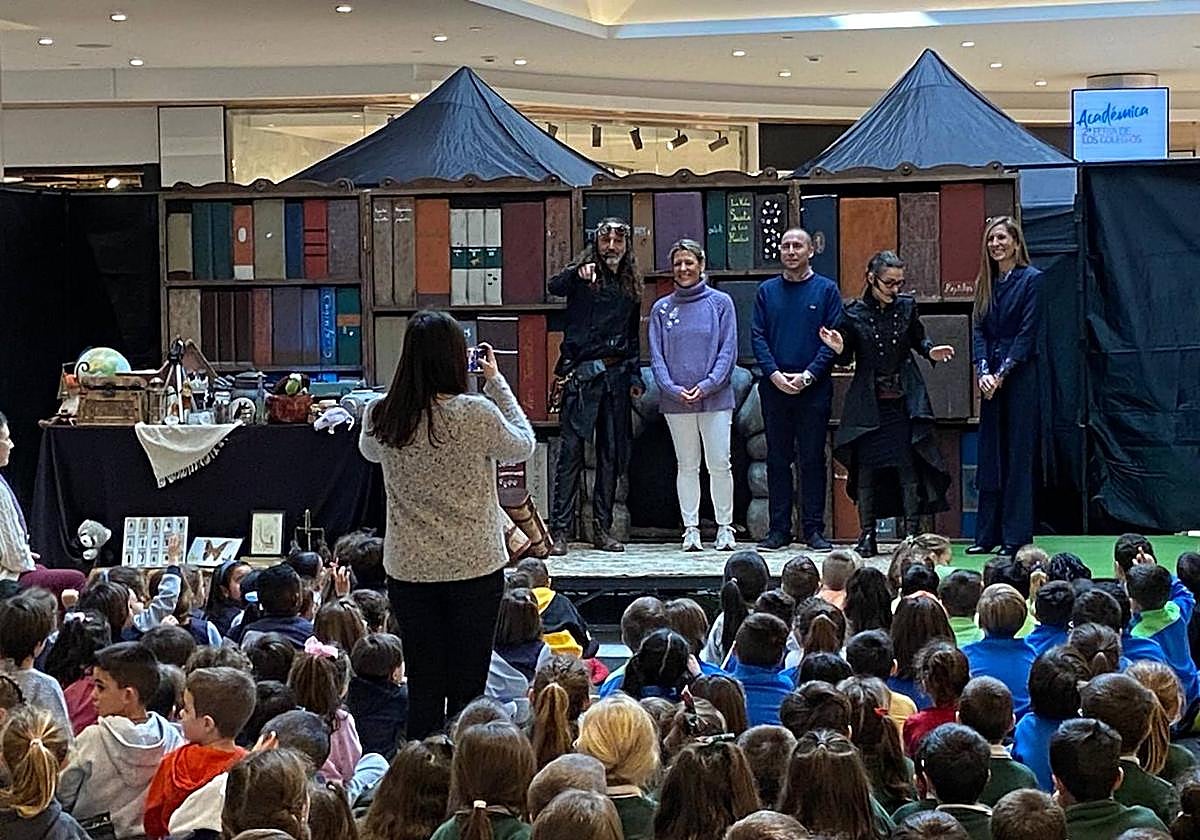 Escolares presencian una obra de teatro en la actividad 'Cuentos vivos'.