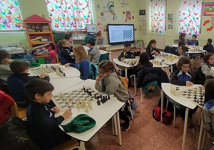 Partidas de ajedrez entre alumnos del Colegio Marista.