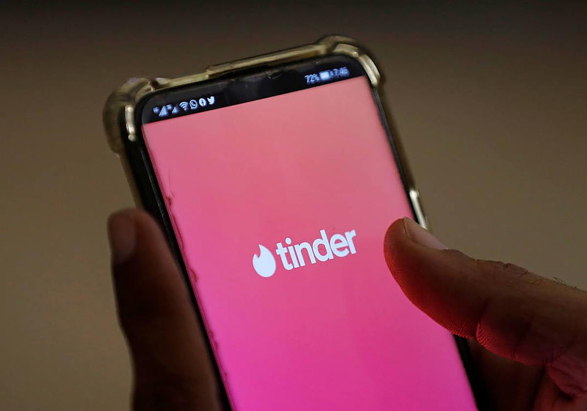 Un móvil con la aplicación de Tinder.