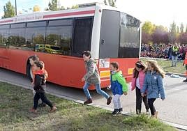 Alumnos en un simulacro de accidente de bus escolar.