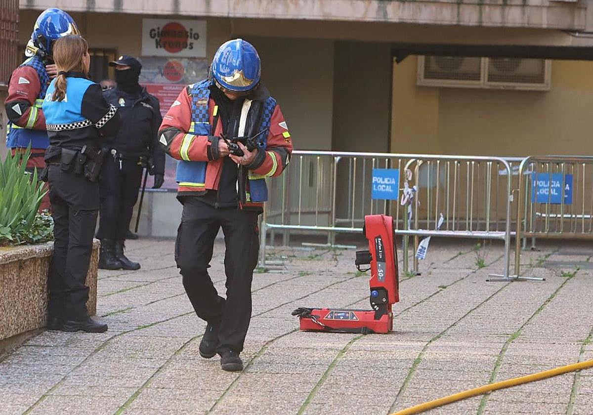Los bomberos sofocan el incendio ocurrido en la calle Maestro Ávila, número 3