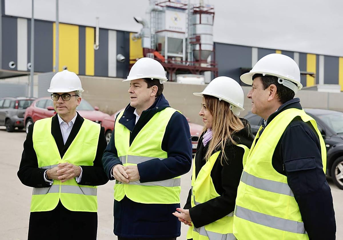 El presindente de la Junta de Castilla y León visitando las obras de la nueva planta de Novartis.