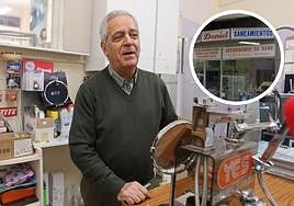 En la foto ampliada Daniel, de Saneamientos Daniel. En el círculo, el letrero de su establecimiento.