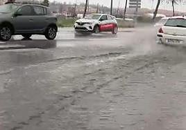 Varios coches, a su paso por la Avenida José Núñez Larraz.
