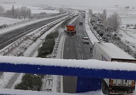 Una de las autovías que pasa por Salamanca nevada este pasado sábado.