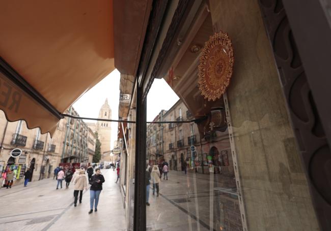 Tienda souvenirs en la calle la Rúa