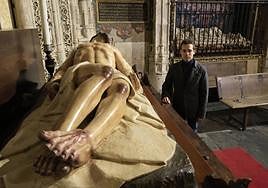 Roberto Sánchez junto al Yacente en la Catedral Nueva
