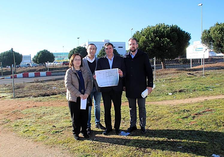 José Antonio Bermúdez de Castro, María Jesús Moro y Pedro Samuel Martín, junto con el alcalde de Carbajosa, Pedro Samuel Martín García.
